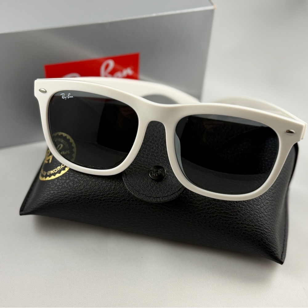 Ray-Ban Wayfarer White Sunglasses RB4260
